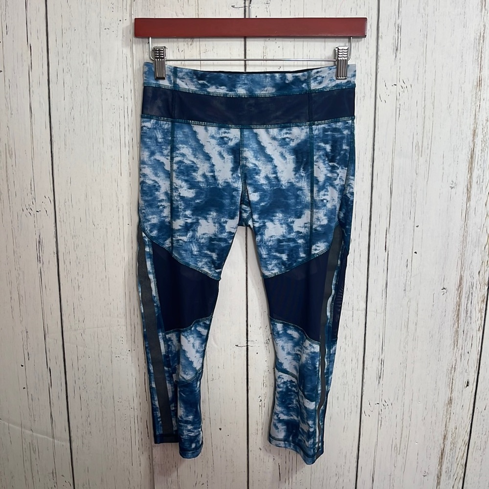 🌻 Lululemon Size 4 Cropped Leggings Reflective Side stripes Mesh Navy and Gray